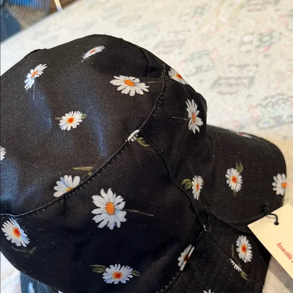 Alice Olivia Daisy Bucket Hat Reversible in White - Picture 5 of 5